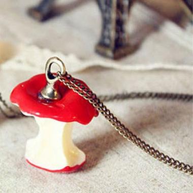 Apple necklace / Collar con forma de manzana