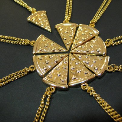 Pizza necklace / Collar con forma de pizza