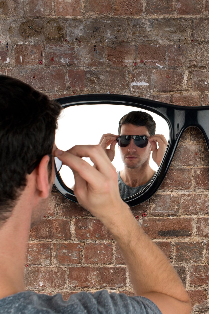 Sunglasses mirror / Espejo con forma de gafas de Sol